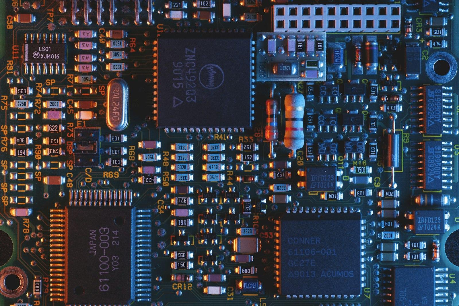 Electronic circuit board with many components